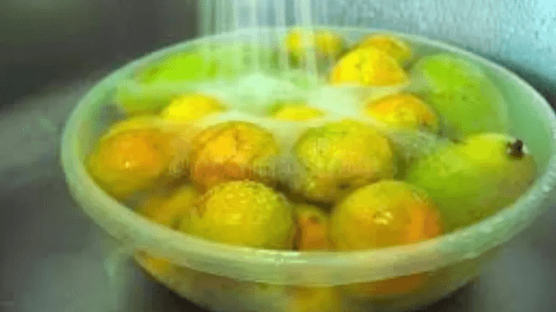 আম কাটার আগে কেন পানিতে ভিজিয়ে রাখা উচিত?