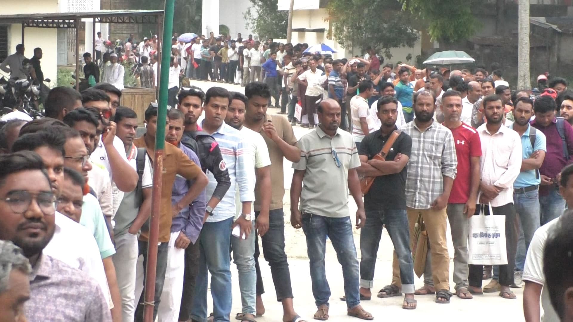 চুয়াডাঙ্গায় জ্বালানি কার্ড সংগ্রহে দীর্ঘ লাইন, স্ট্রোকে একজনের মৃত্যু