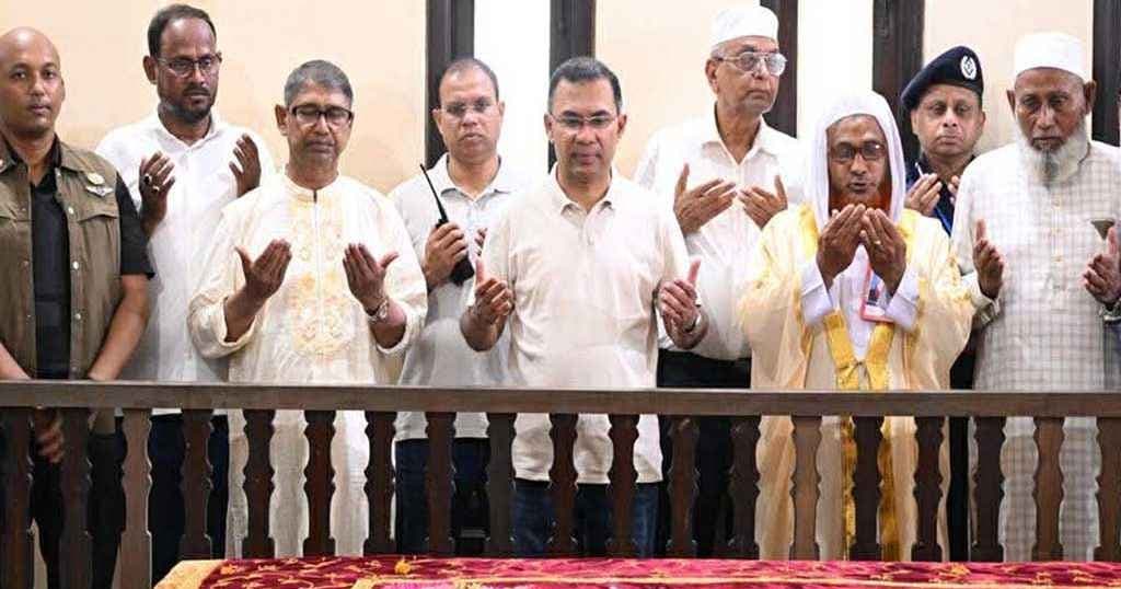 মওলানা ভাসানীর মাজার জিয়ারত করলেন প্রধানমন্ত্রী
