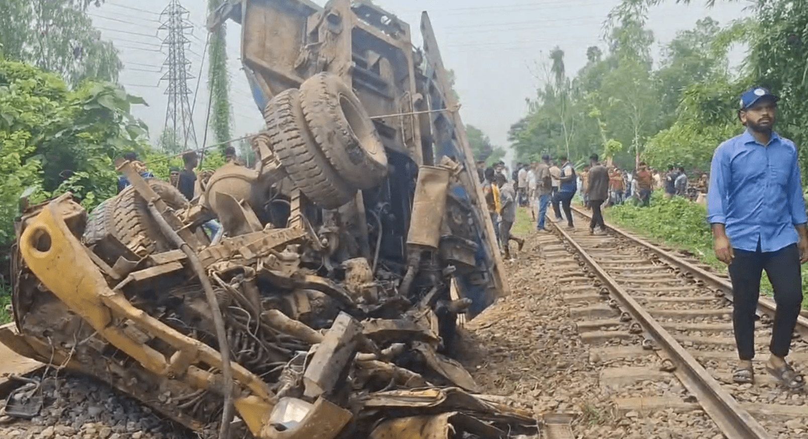 ট্রেনের ধাক্কায় গুঁড়িয়ে গেল বালুবোঝাই ট্রাক, আধা কিলোমিটার টেনে নিল পাহাড়িকা এক্সপ্রেস