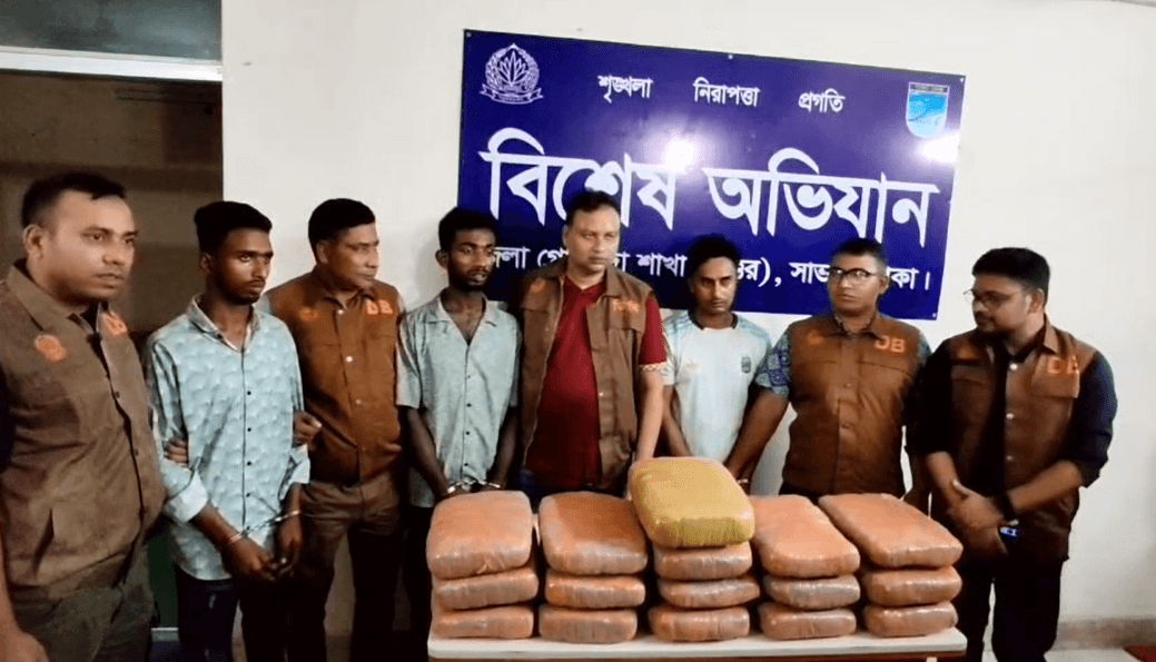 ৪০ কেজি গাঁজাসহ আর্জেন্টিনা সমর্থক গ্রেফতার।