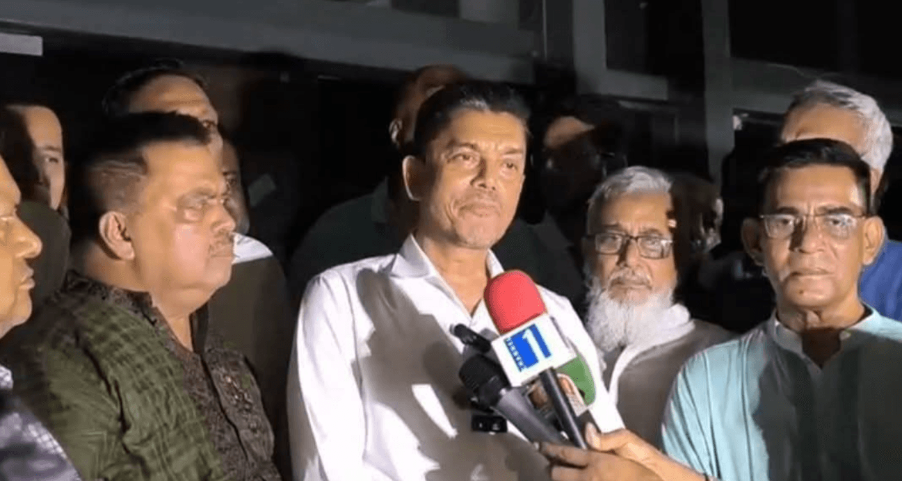 সিটি মেডিকেল হাসপাতালের অগ্নিকাণ্ডে উদ্ধারকাজে অংশ নেওয়াদের প্রশংসায় হুইপ বকুল
