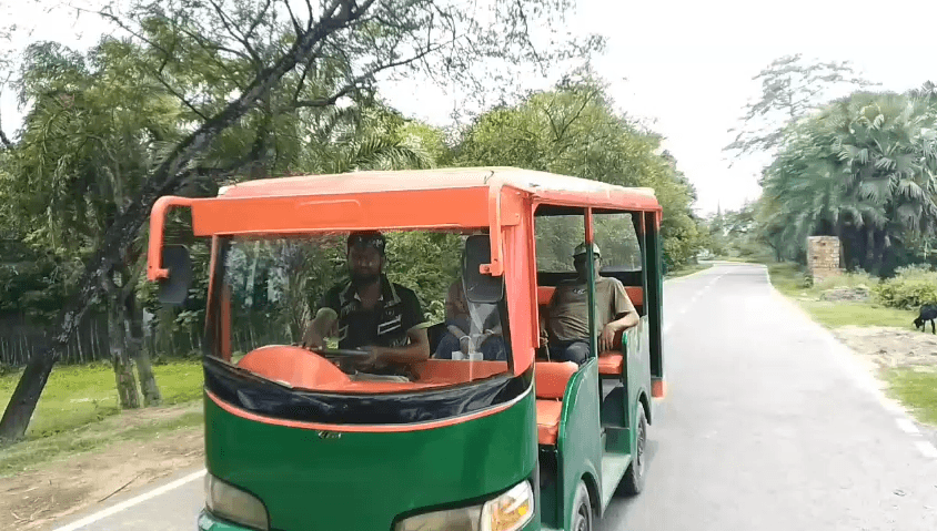 বটিয়াঘাটার তরুণ উদ্ভাবকের হাতে তৈরি ১২ আসনের বিদ্যুৎচালিত মিনি বাস
