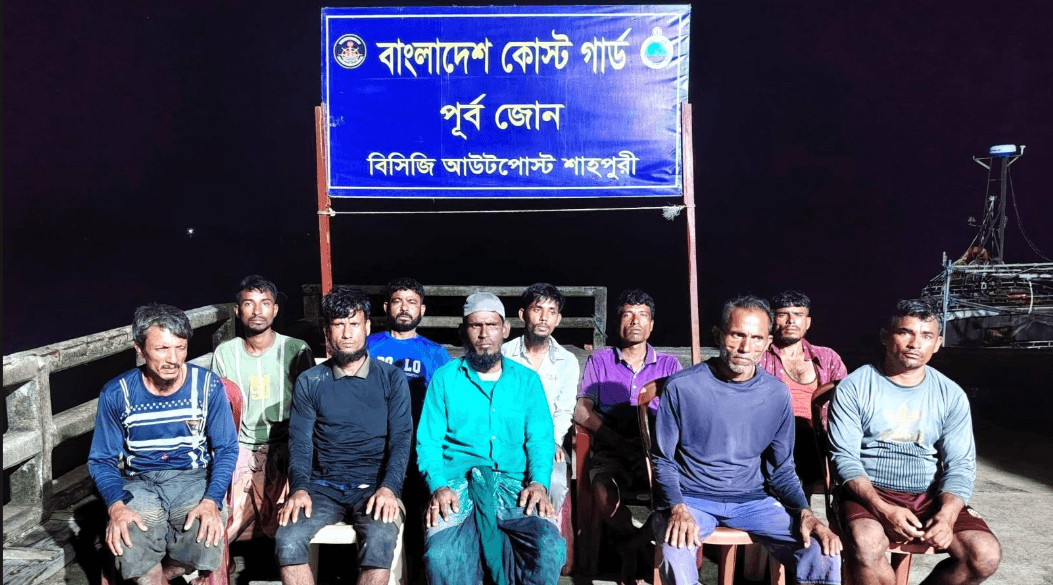 সেন্ট মার্টিনের গভীর সমুদ্রে ভাসতে থাকা ফিশিং বোটসহ ১০ জেলেকে উদ্ধার
