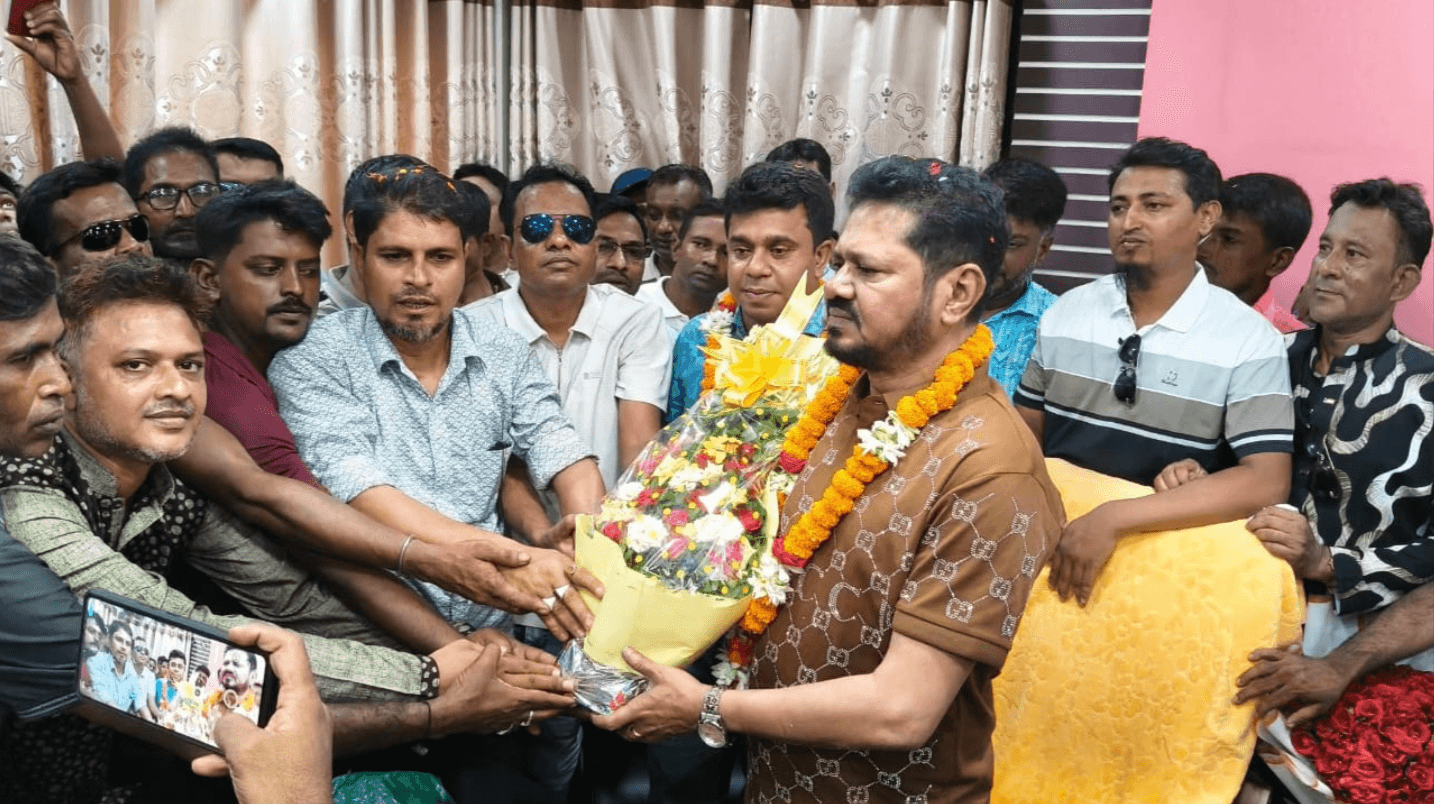 বটিয়াঘাটায় পরিদর্শন কক্ষ উদ্বোধন, সরকারি কর্মকর্তাদের সঙ্গে মতবিনিময় করলেন এমপি আমির এজাজ খান