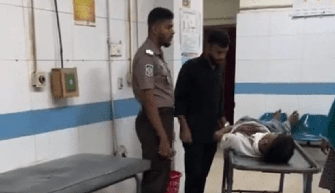 খুলনায় এনা পরিবহনের কাউন্টারের বাথরুমে কলেজছাত্রের গলাকাটা অবস্থায় জীবিত উদ্ধার
