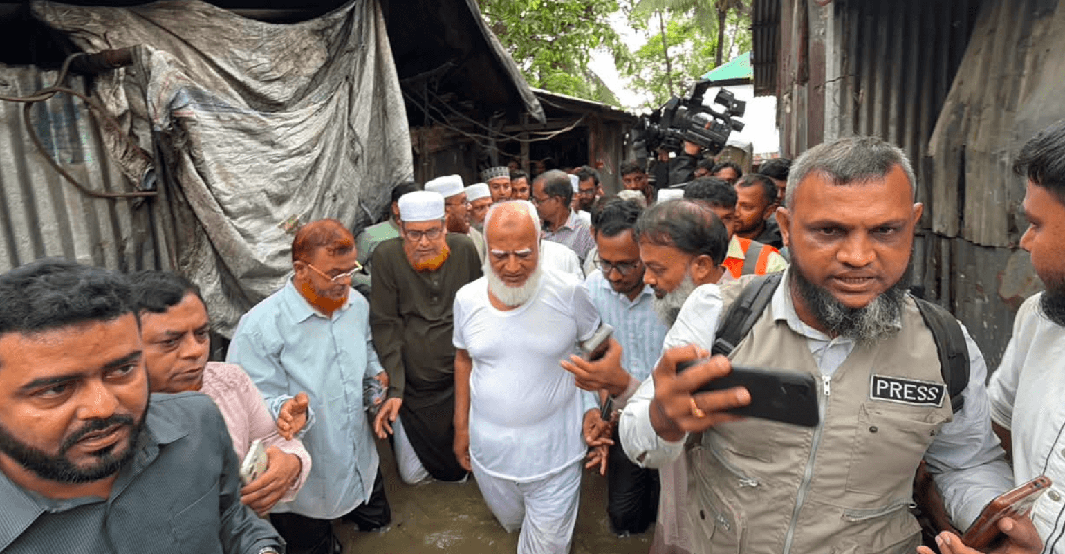 বন্যাদুর্গত চট্টগ্রামে জামায়াত আমির, ক্ষতিগ্রস্তদের মাঝে ত্রাণ বিতরণ