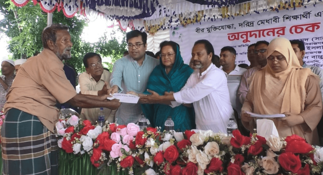 সিরাজগঞ্জে বীর মুক্তিযোদ্ধা, দরিদ্র মেধাবী শিক্ষার্থী ও অসহায় রোগীদের মাঝে চেক বিতরণ