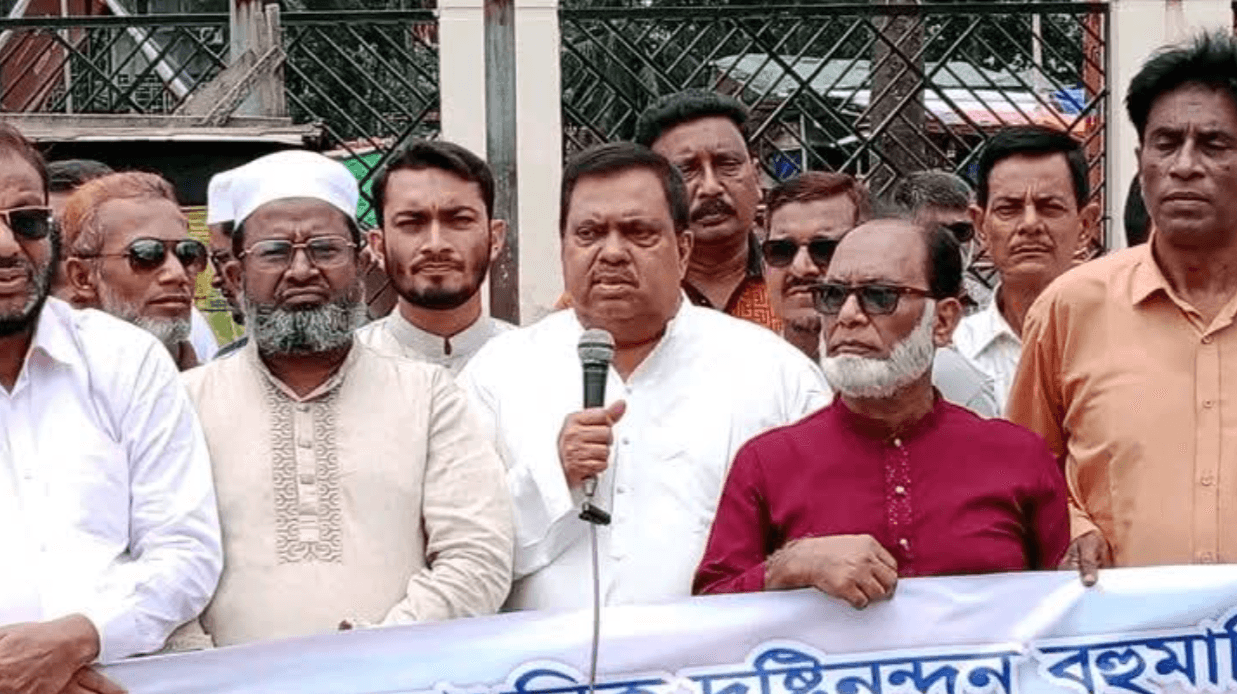 আধুনিক বহুমাত্রিক ‘জিয়া হল’ দ্রুত পুনঃনির্মাণের দাবিতে খুলনায় মানববন্ধন