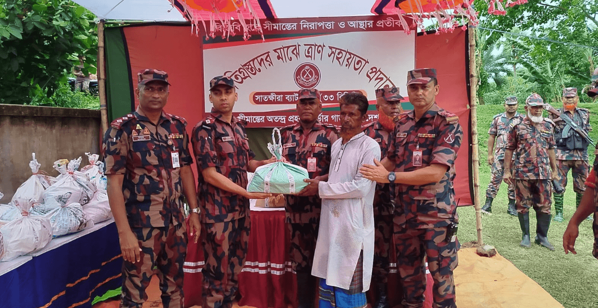 ভারিবর্ষনে ক্ষতিগ্রস্তদের মাঝে সাতক্ষীরা বিজিবি’র ত্রাণ বিতরণ