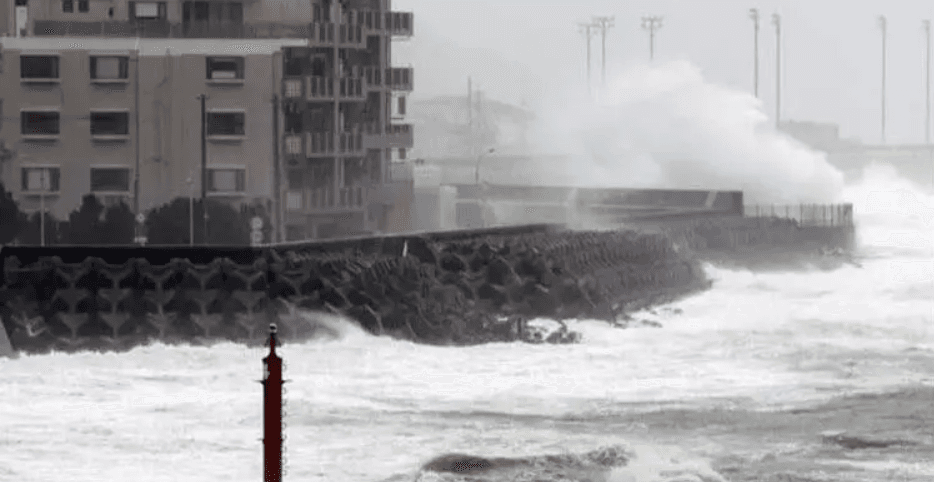 জাপানের ওকিনাওয়ায় শক্তিশালী ঘূর্ণিঝড় ‘ডলফিন’-এর তাণ্ডব, রেড অ্যালার্ট জারি করেছে চীন