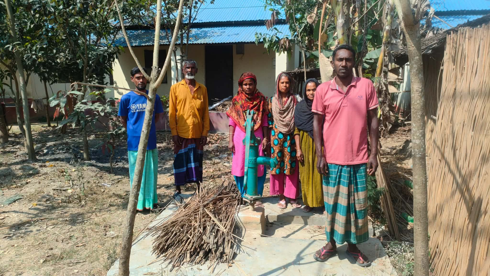 গরু দৌড় দেখতে এসে জু'তা ফে'লে দৌ'ড়ালেন দর্শকরা