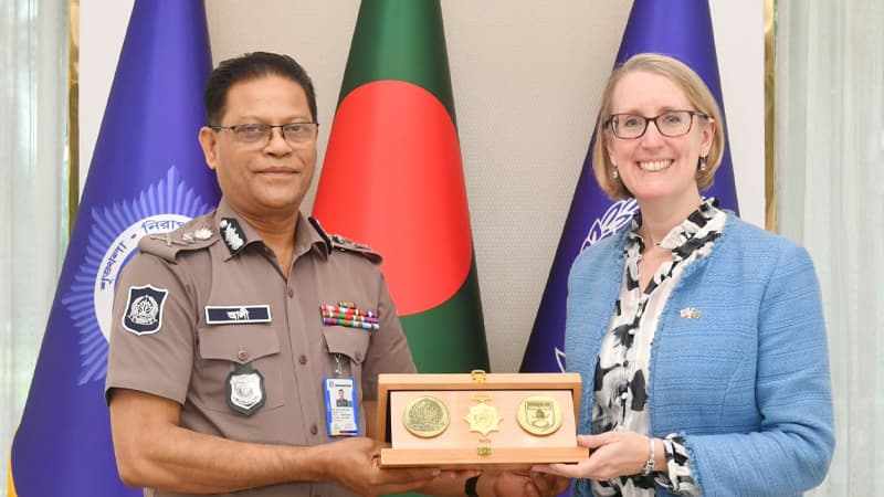 আইজিপির সঙ্গে যুক্তরাজ্যের হাইকমিশনারের সাক্ষাৎ