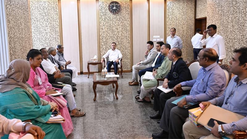 প্রধানমন্ত্রীর সঙ্গে অধ্যাপক আবদুল্লাহ আবু সায়ীদের বৈঠক