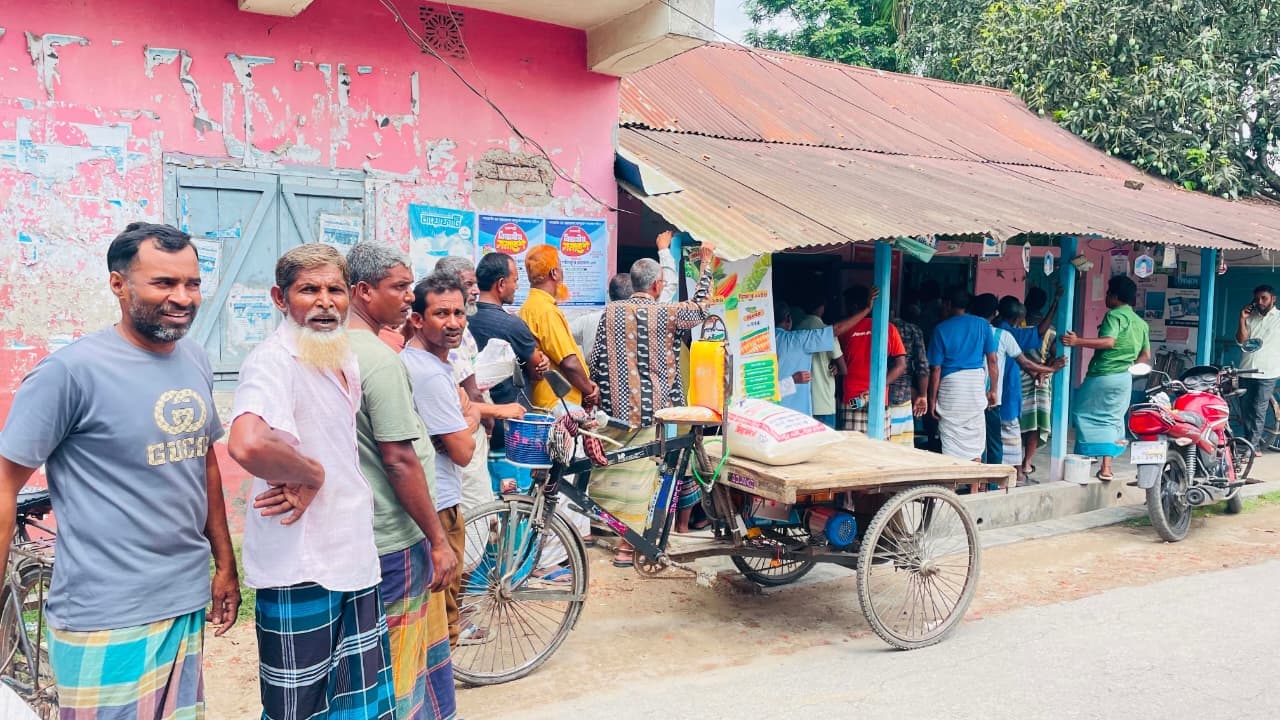 সার সংকটে বিপাকে কৃষক, ডিলার পয়েন্টে দীর্ঘ লাইন