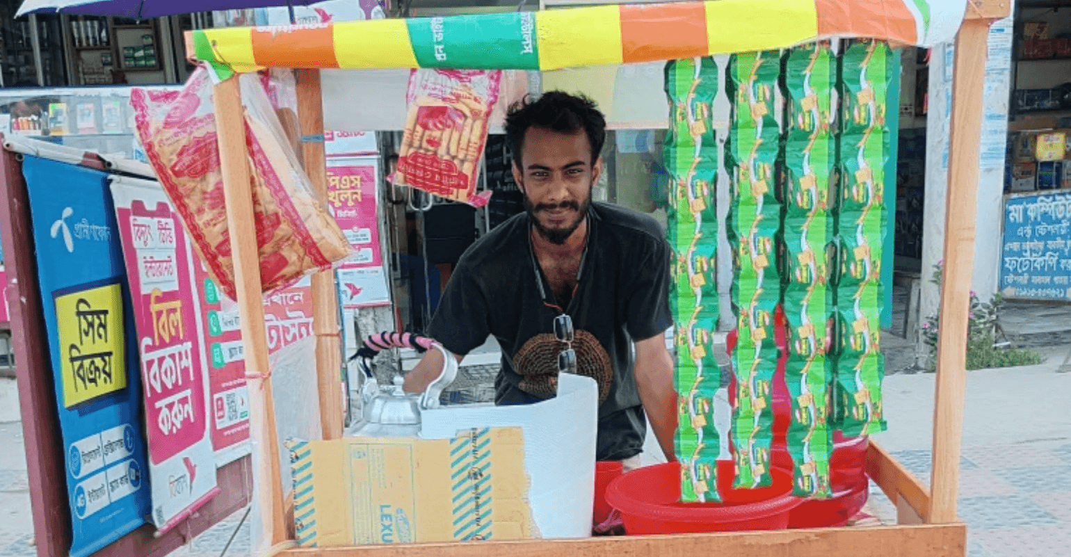 রাজপথের ত্যাগী নেতা আজ ফুটপাতে চা বিক্রেতা।