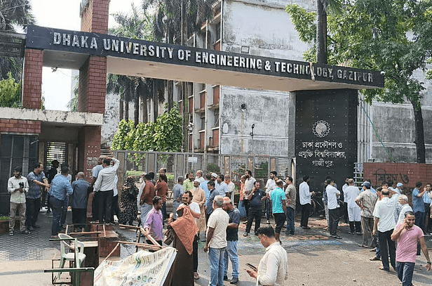 নতুন ভিসিকে ঘিরে উত্তেজনা, ক্যাম্পাসে চলছে ‘ডুয়েট ব্লকেড’