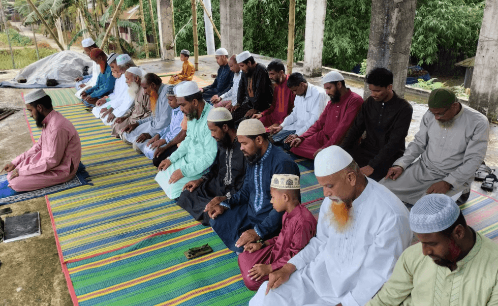 মধ্যপ্রাচ্যের সঙ্গে মিল রেখে গাইবান্ধায় আগাম ঈদ উদযাপন, এলাকায় মিশ্র প্রতিক্রিয়া!