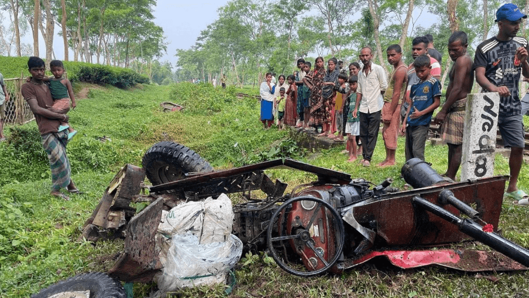 ট্রেনের ধাক্কায় দুমড়েমুচড়ে গেল ট্রাক্টর, চালক আহত
