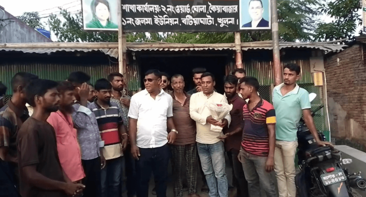 জেল থেকে মুক্ত হয়ে নেতাকর্মীদের সঙ্গে কুশল বিনিময় করলেন হারুন সরদার