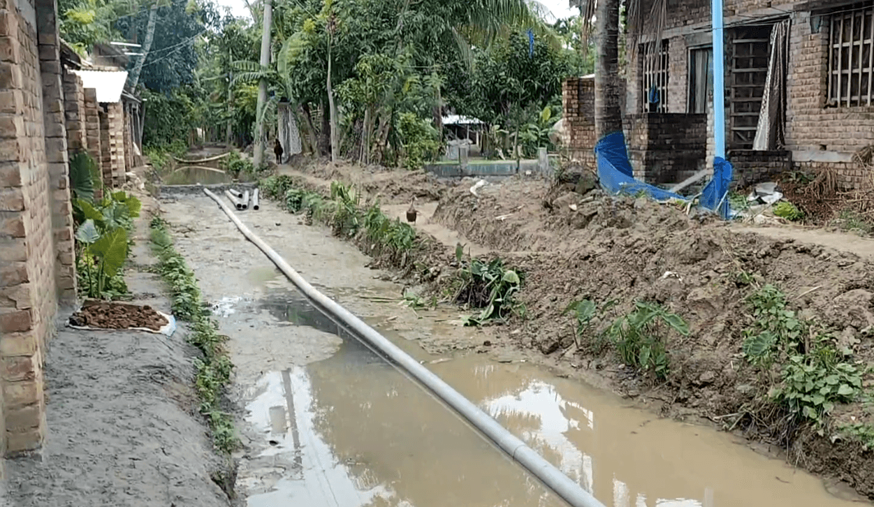 সাতক্ষীরায় খুঁড়ে রাখা রাস্তায় পানি জমে ভোগান্তি, জনদুর্ভোগ চরমে