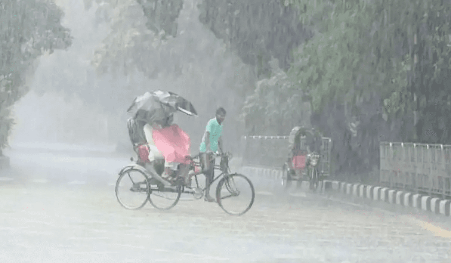 ভারী বৃষ্টিতে ঢাকা-চট্টগ্রামে জলাবদ্ধতা ও ভূমিধসের শঙ্কা