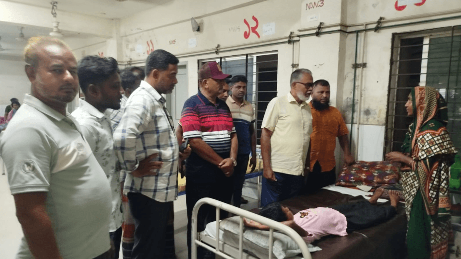 সাতক্ষীরায় ধর্ষিতা শিশুর পাশে বিএনপি নেতা আব্দুর রউফ চিকিৎসার দায়িত্ব গ্রহণ ও নগদ অর্থ সহায়তা