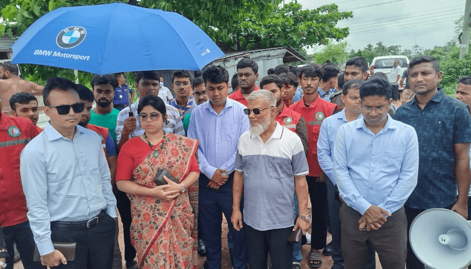 জলাবদ্ধতা নিরসনে কঠোর জেলা প্রশাসন সাতক্ষীরায় খাল থেকে নেট-পাটা অপসারণ শুরু, আইনি ব্যবস্থার হুঁশিয়ারি