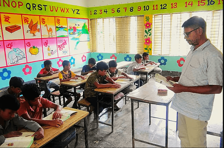এক শিক্ষকেই চলছে জামালপুরের একটি প্রাথমিক বিদ্যালয়, শিক্ষার্থী কমছে