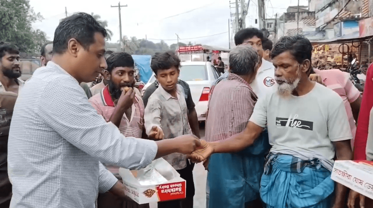 ভিডিওকাণ্ডে এমপি বহিষ্কারে সাতক্ষীরায় মিষ্টি বিতরণ, শাস্তি চান জামায়াত সমর্থকরাও