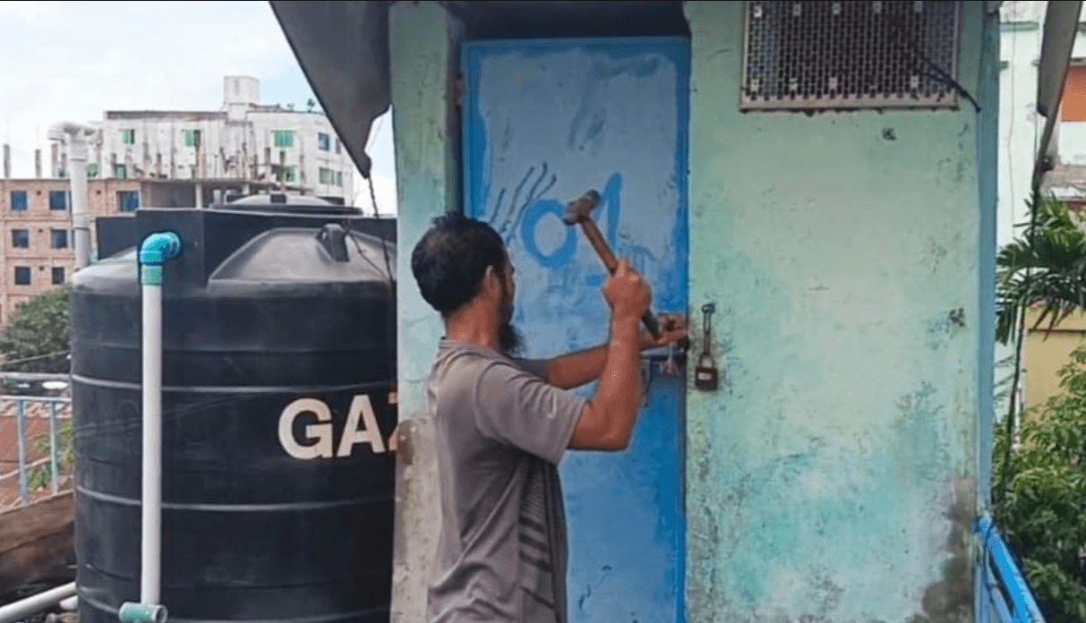 খুলনায় ভাড়া বাসা থেকে টিকিট কালেক্টরের অর্ধগলিত মরদেহ উদ্ধার