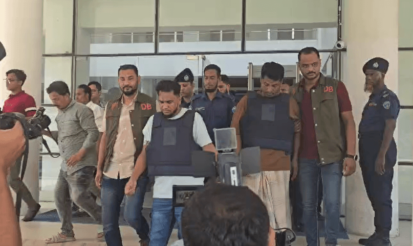 ফটিকছড়িতে পুলিশের ঝুঁকিপূর্ণ অভিযান: কালা মোবারকসহ ৪ জন গ্রেপ্তার, বিপুল অস্ত্র-গোলাবারুদ উদ্ধার